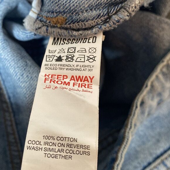 Misguided Riot Hight Rise Ripped Distressed Busted Knee Light Wash Mom Jeans - Picture 4 of 9